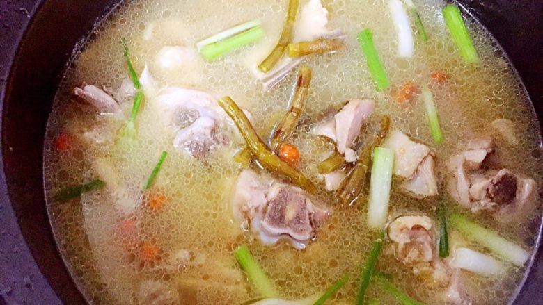 如何煲鸡汤才好喝又营养（夏天煲鸡汤的最佳配方）